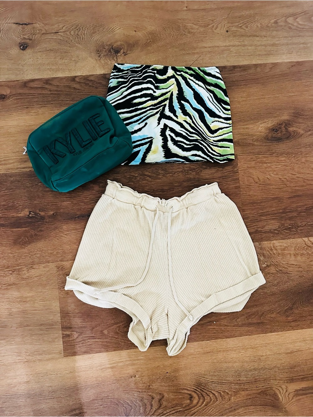 Kylie and Kendall Women’s Cream Ribbed High-Waist Lounge Shorts Set